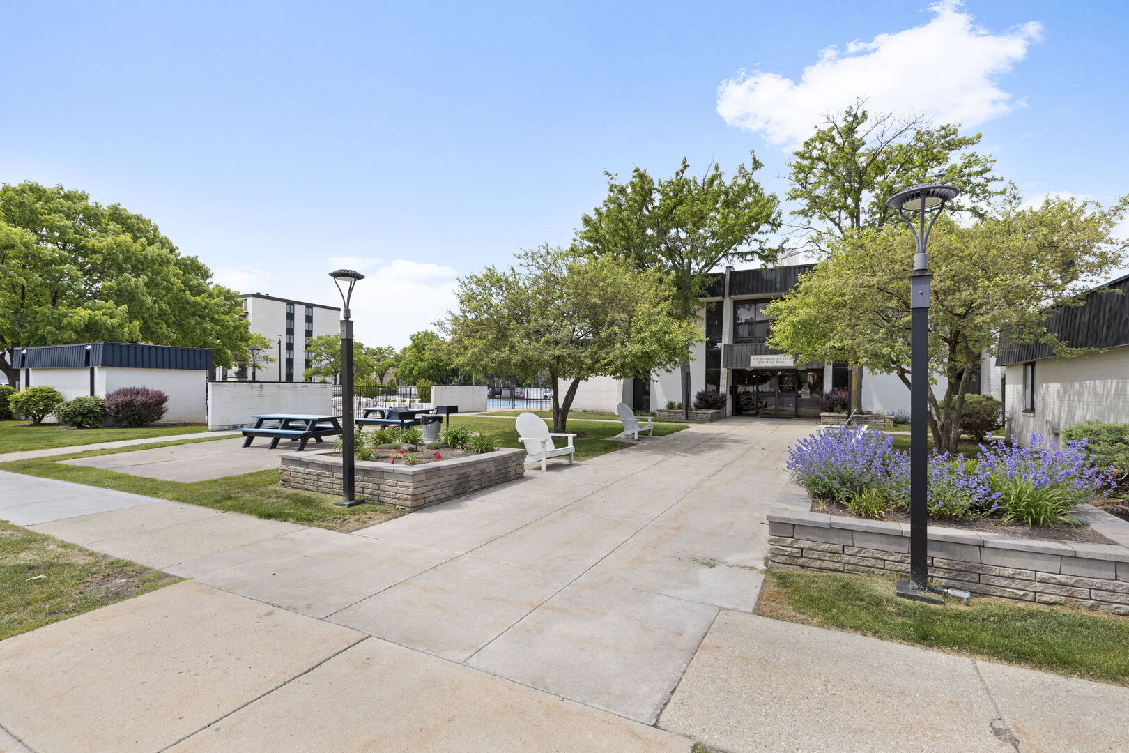 9731 N FOX GLEN Drive Unit: 4C
