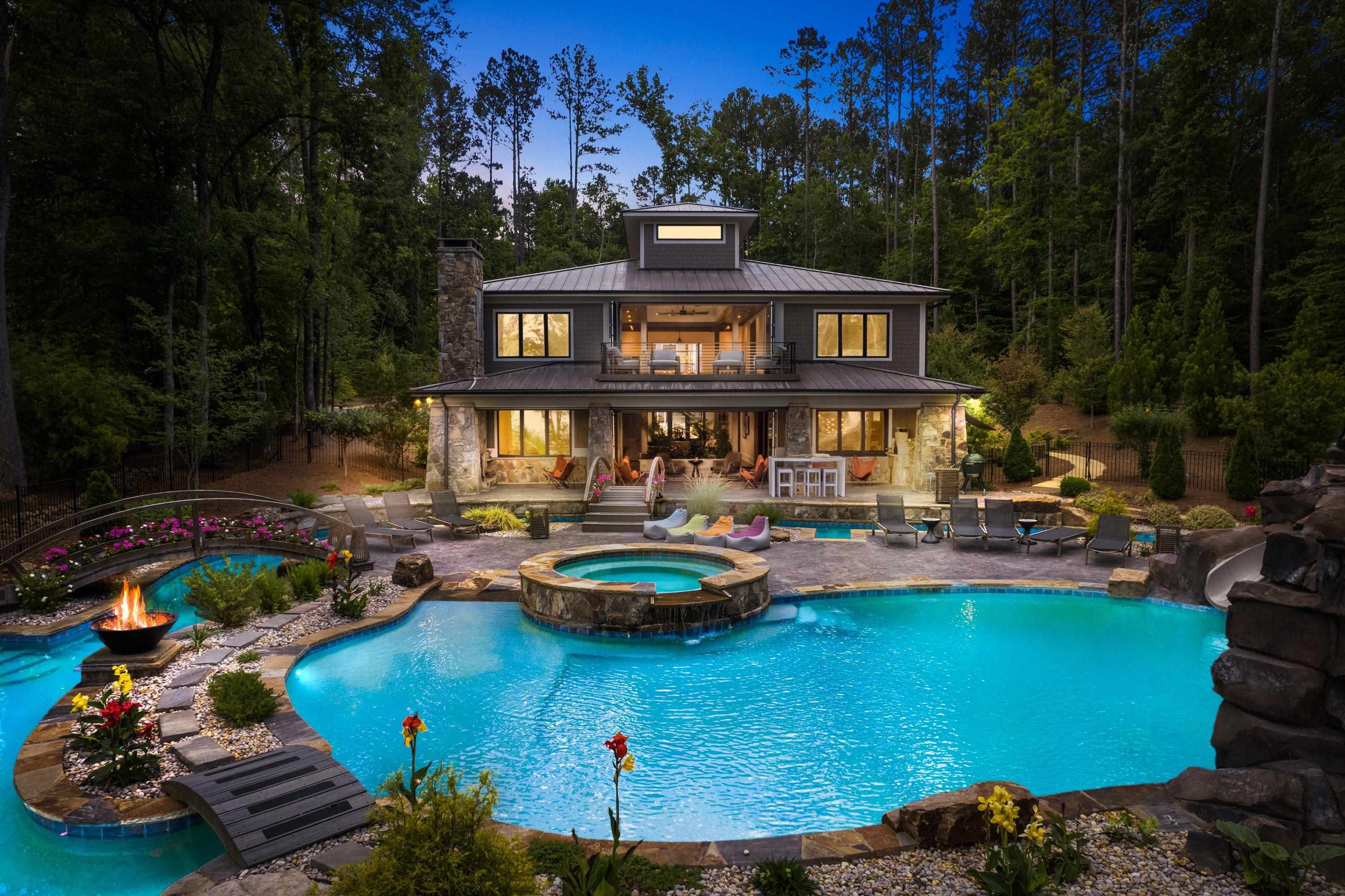 1381 NORTHWOODS DRIVE
