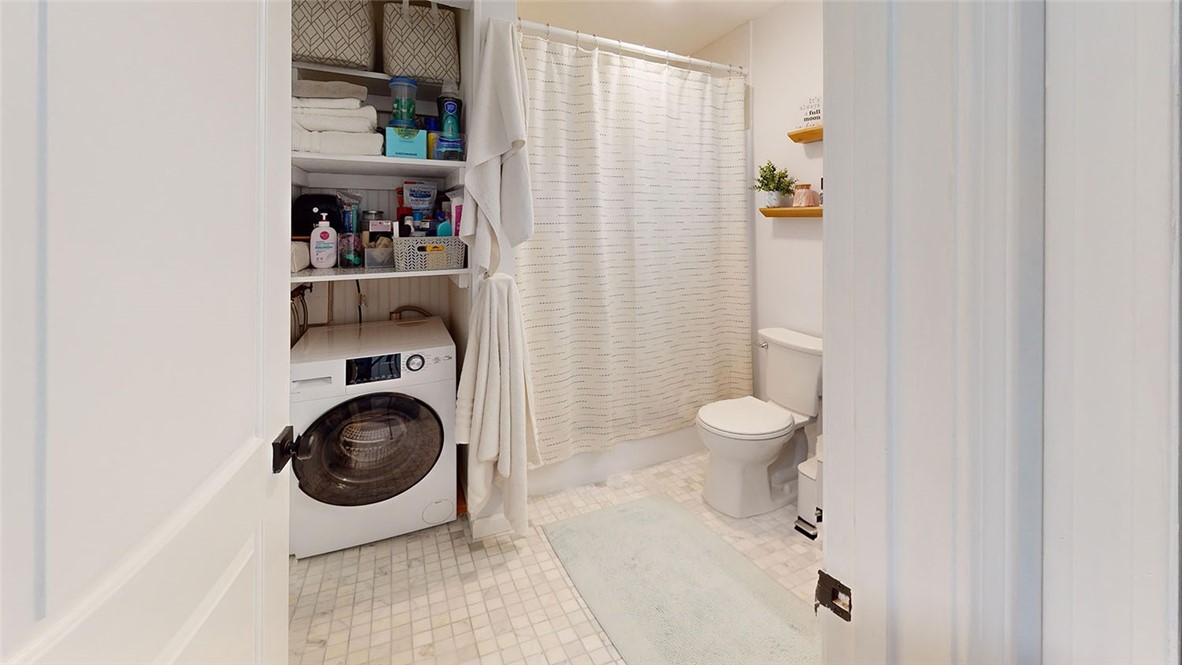 201 Woodlawn Avenue 304