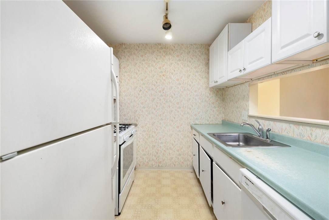 750 Quaker Lane B101