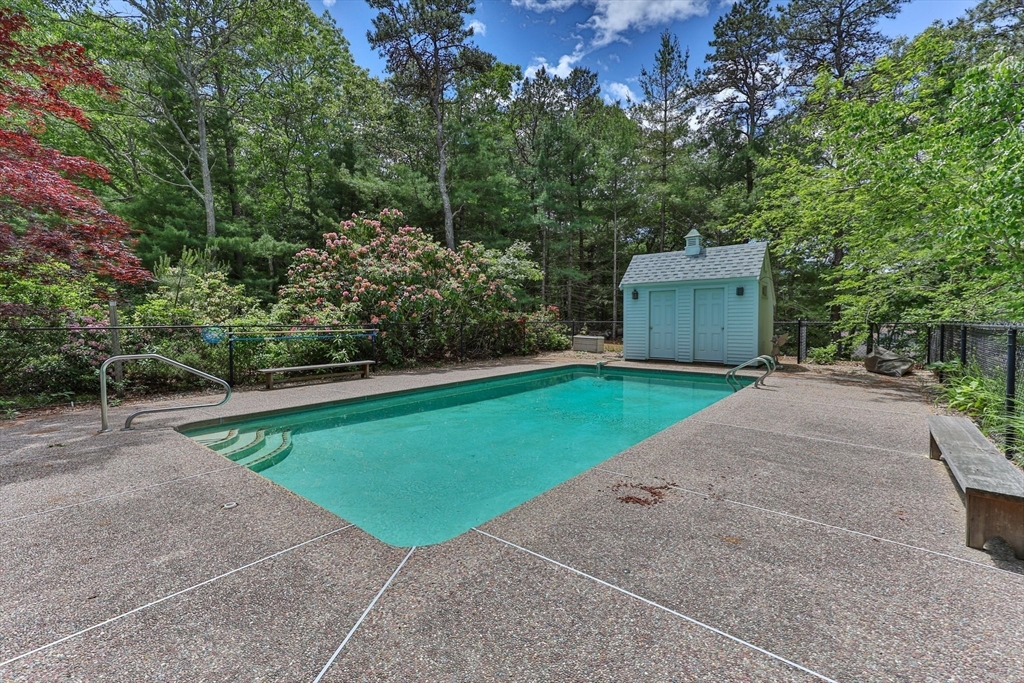 8 Village Dr