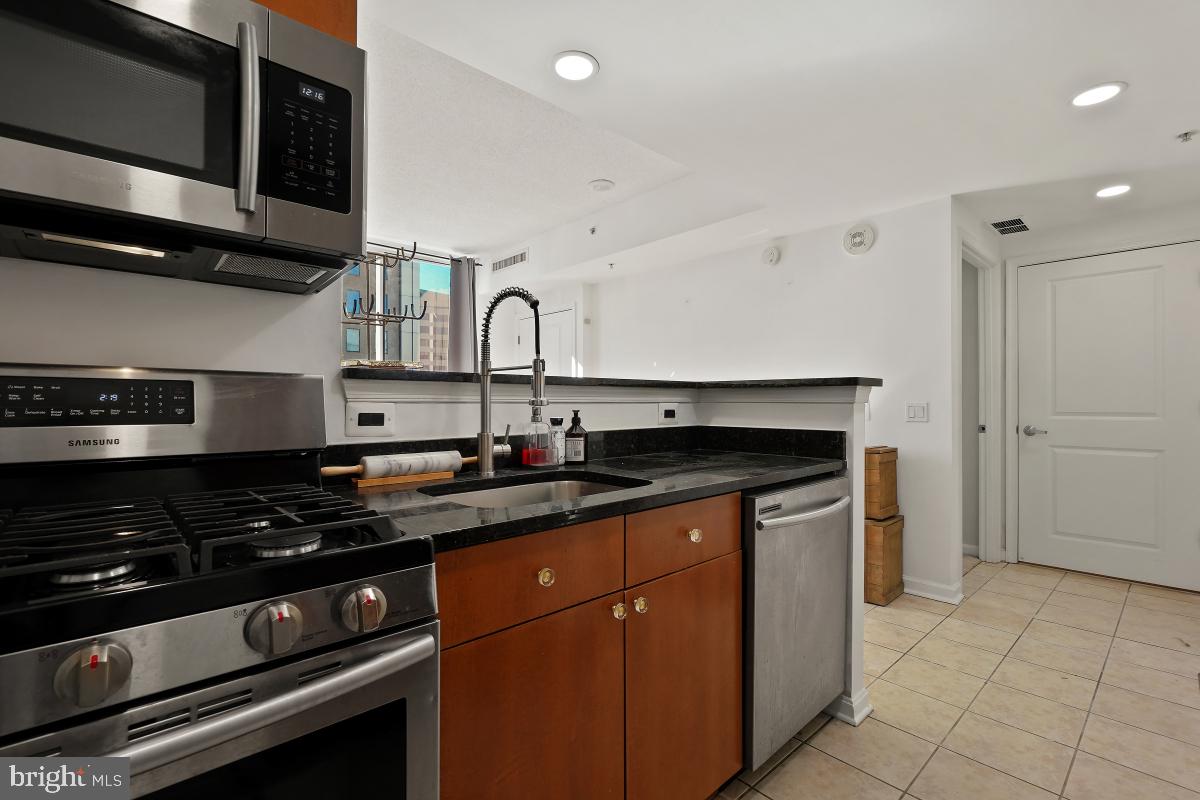 930 Wayne Ave #404