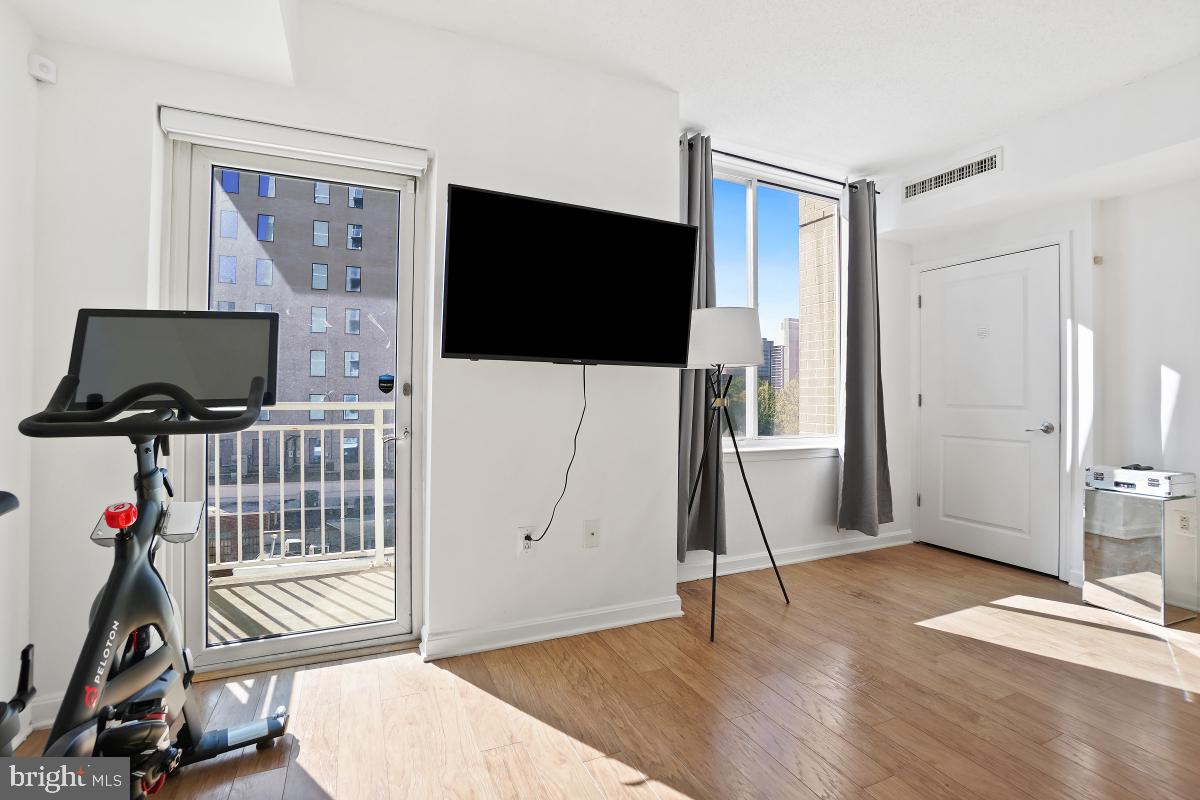 930 Wayne Ave #404