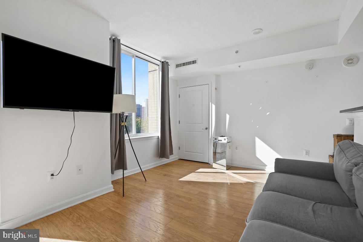 930 Wayne Ave #404