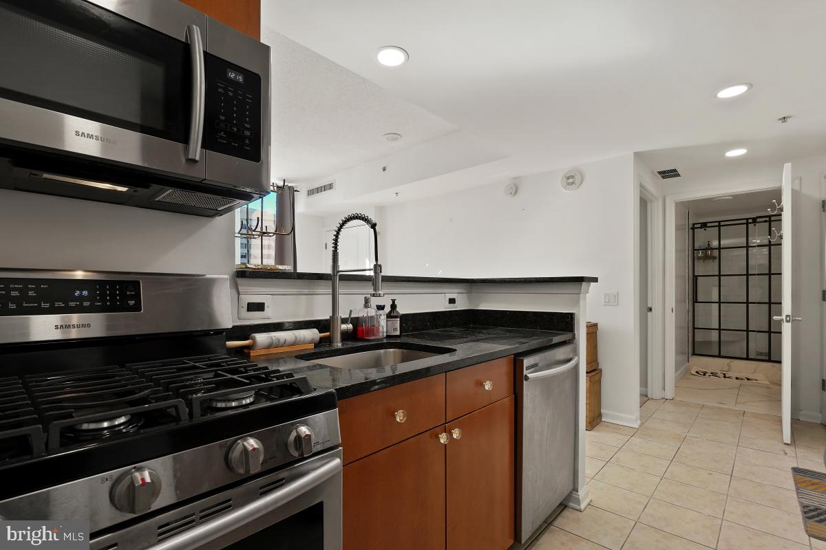 930 Wayne Ave #404