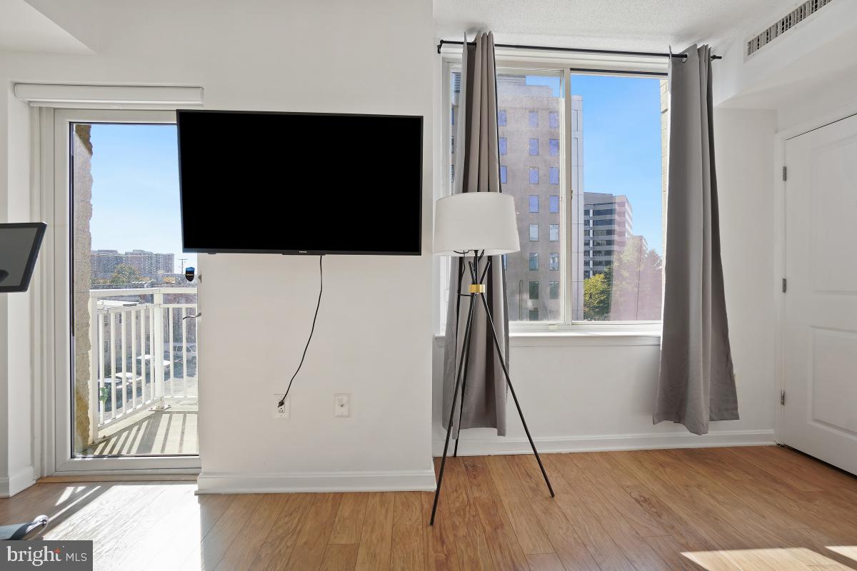 930 Wayne Ave #404