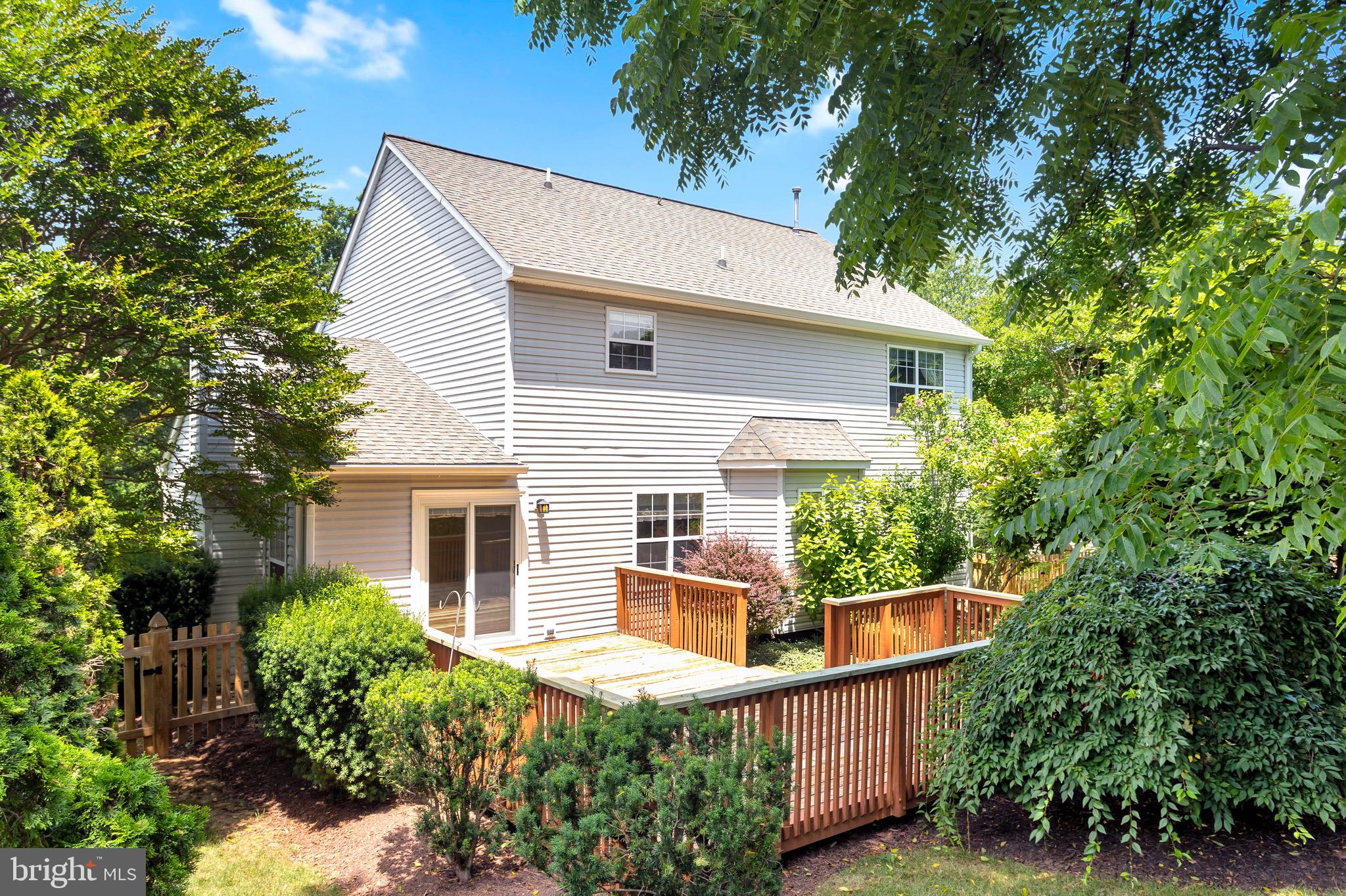 305 Oakcrest Manor Dr NE