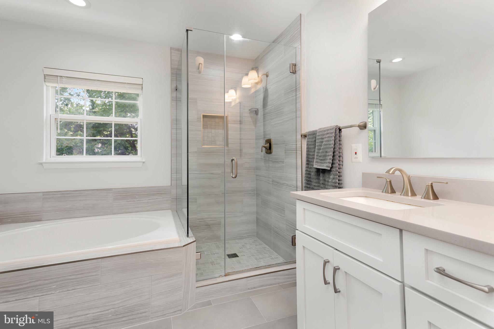 305 Oakcrest Manor Dr NE