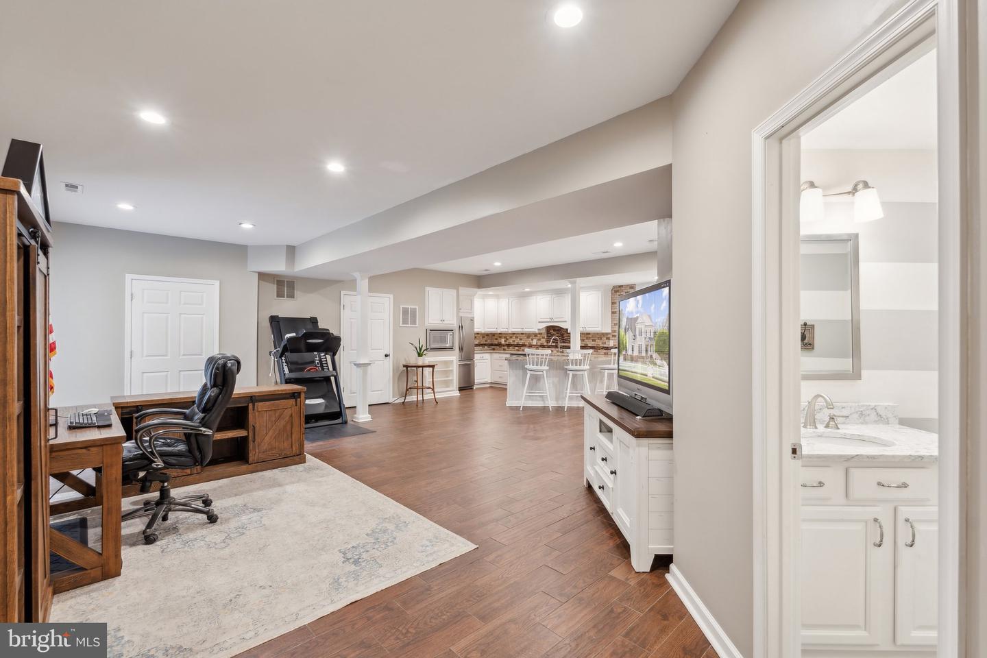 6 Crawford Ln