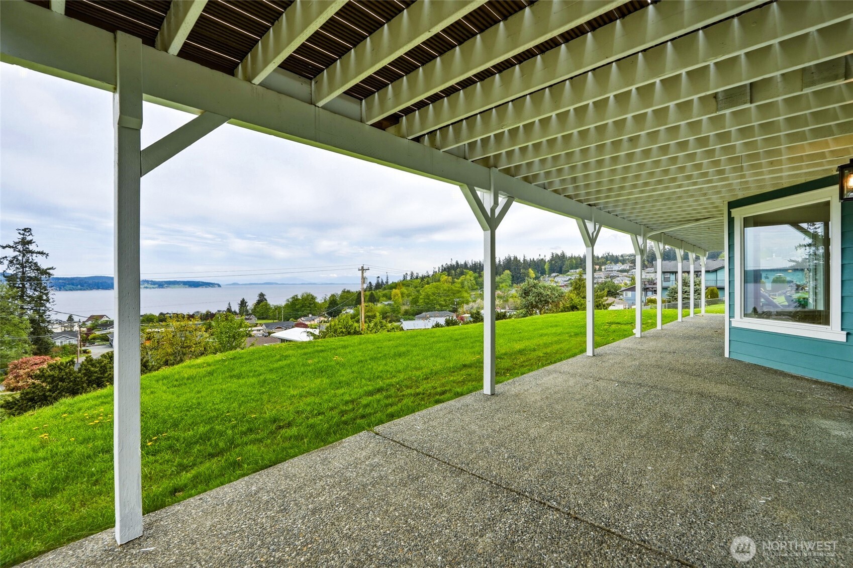 838 W Gladstone Drive