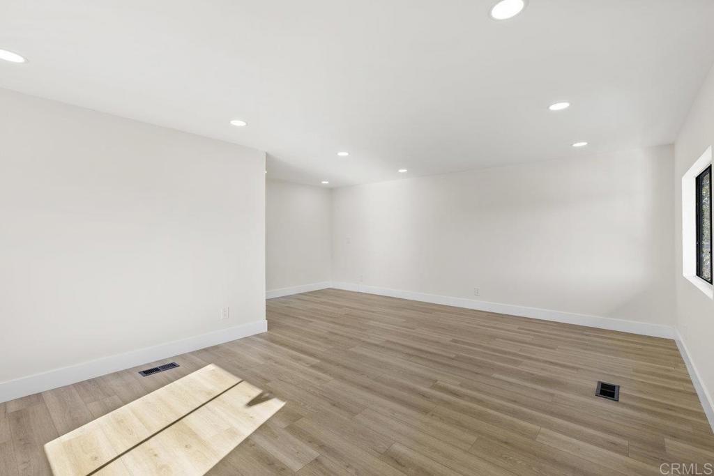 2550 E Valley Parkway 31