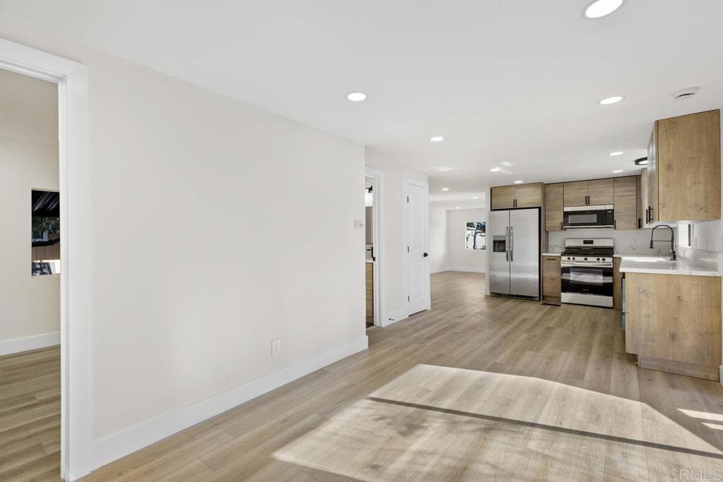 2550 E Valley Parkway 31