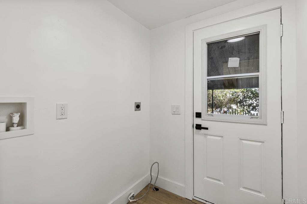 2550 E Valley Parkway 31