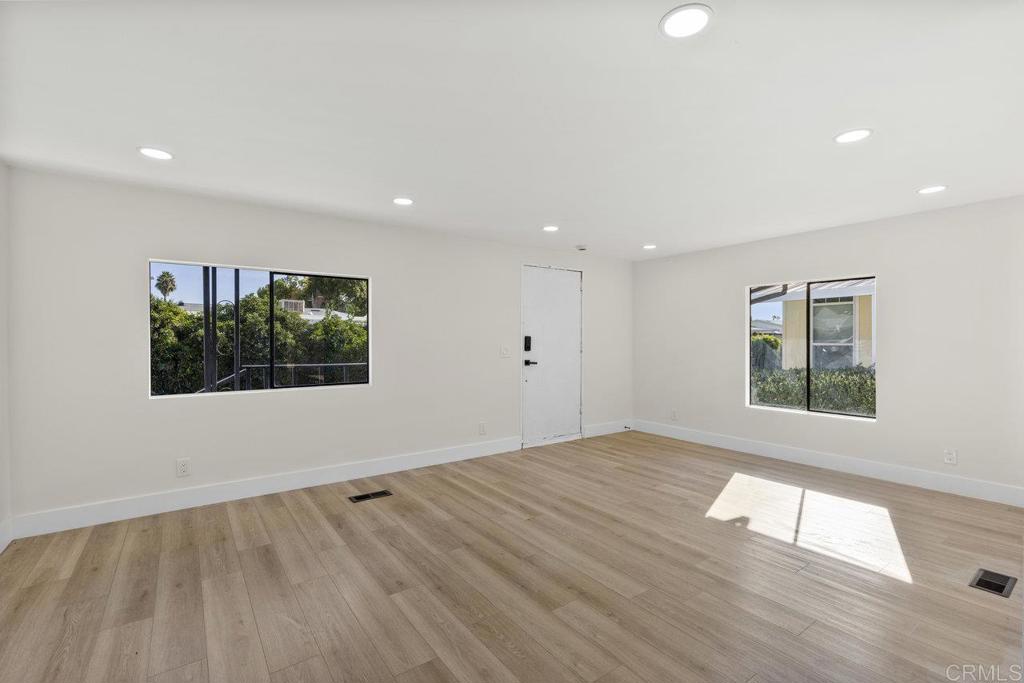 2550 E Valley Parkway 31