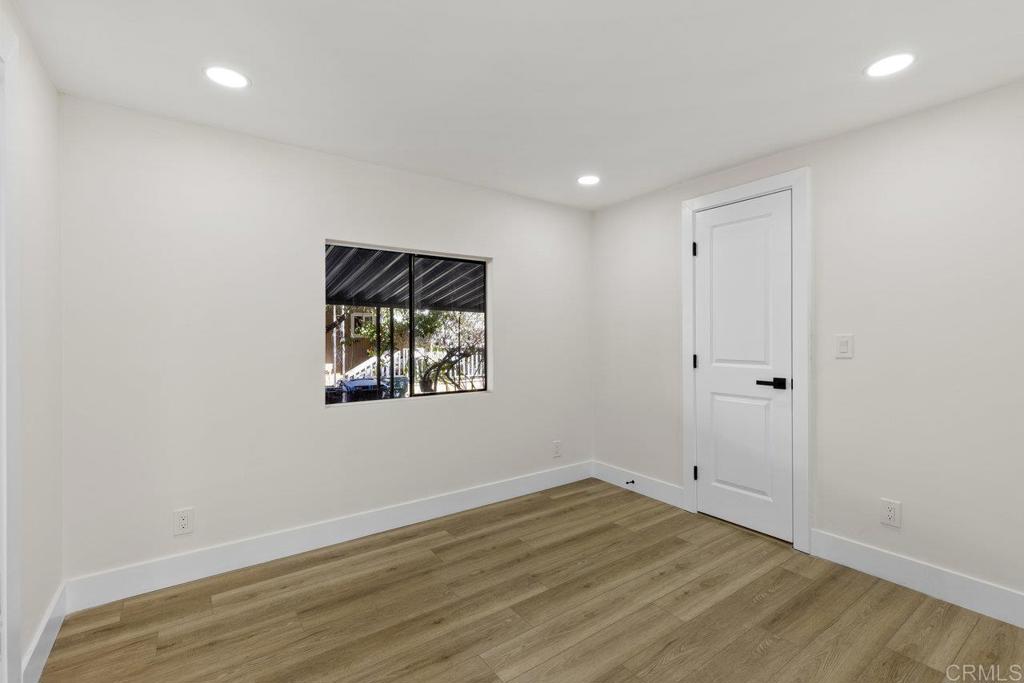 2550 E Valley Parkway 31