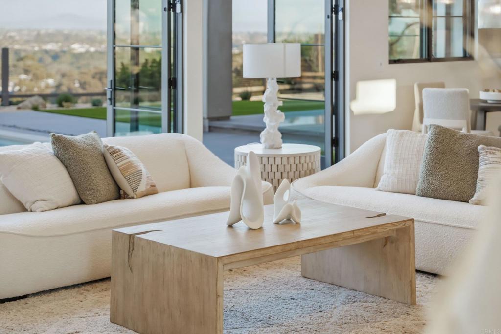 8341 La Jolla Scenic Drive N