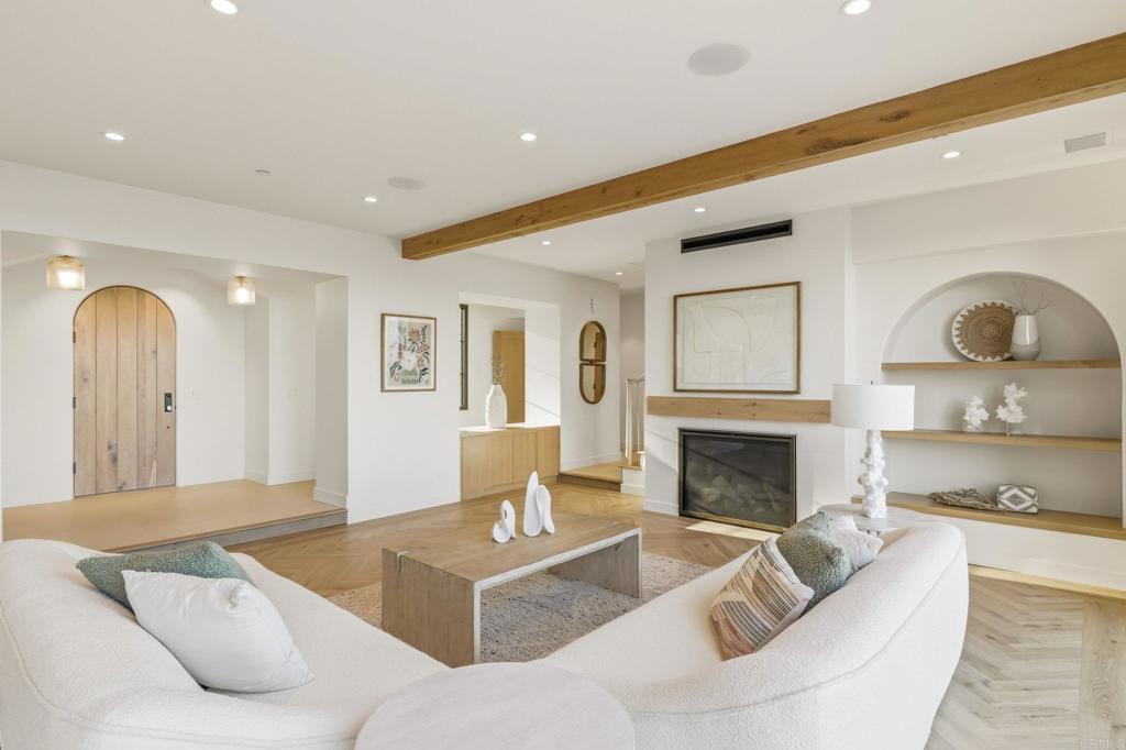 8341 La Jolla Scenic Drive N