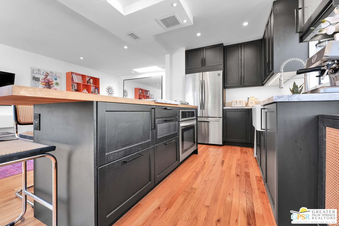 8319 Waring Ave Unit: 2