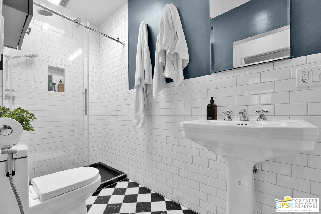 8319 Waring Ave Unit: 2