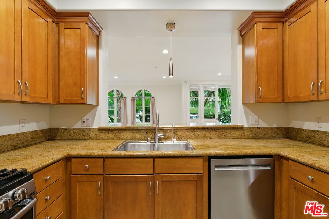 1861 Veteran Ave Unit: 102