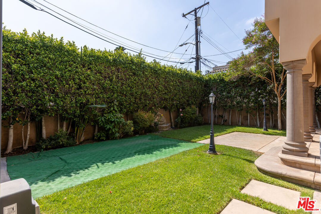 120 S Almont Dr
