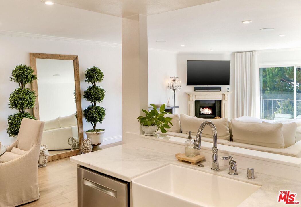 2385 Roscomare Rd Unit: D3