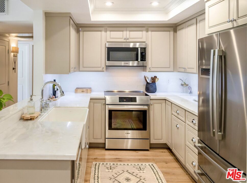 2385 Roscomare Rd Unit: D3