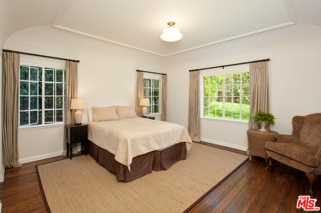 1285 Sunset Plaza Dr