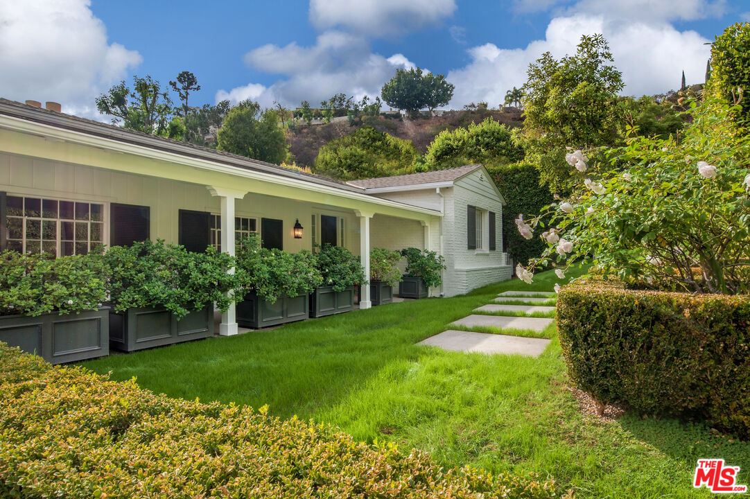 1285 Sunset Plaza Dr