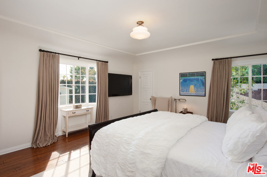 1285 Sunset Plaza Dr