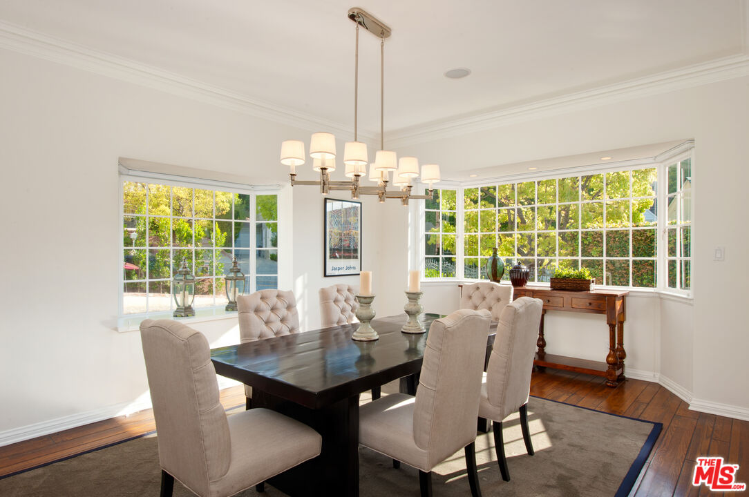 1285 Sunset Plaza Dr