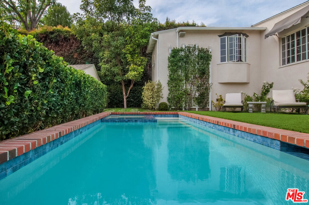 1285 Sunset Plaza Dr