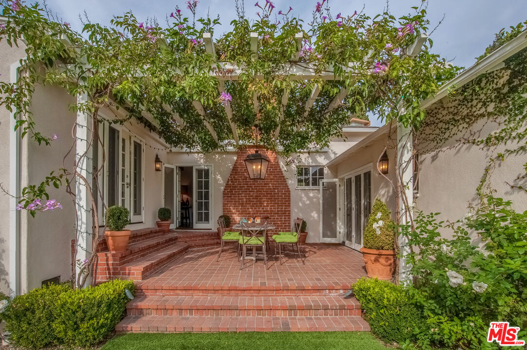 1285 Sunset Plaza Dr