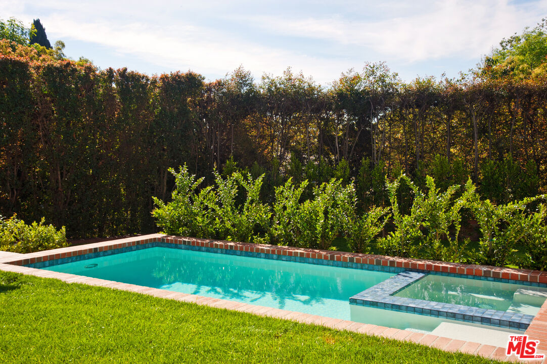 1285 Sunset Plaza Dr