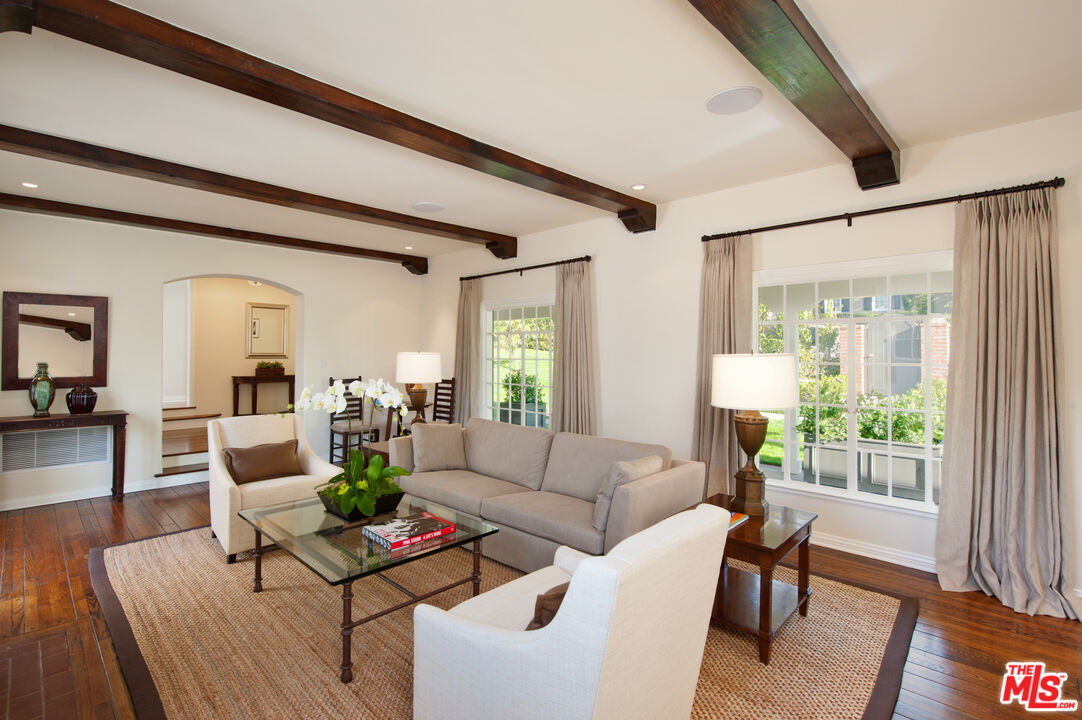 1285 Sunset Plaza Dr