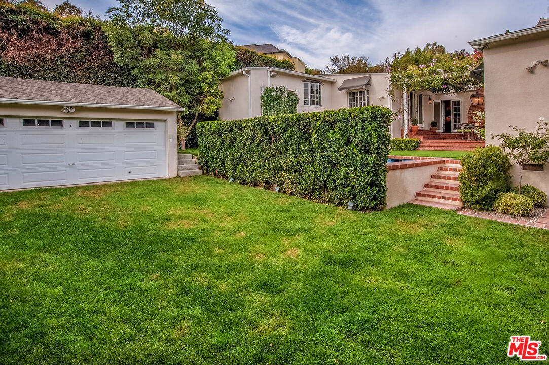 1285 Sunset Plaza Dr