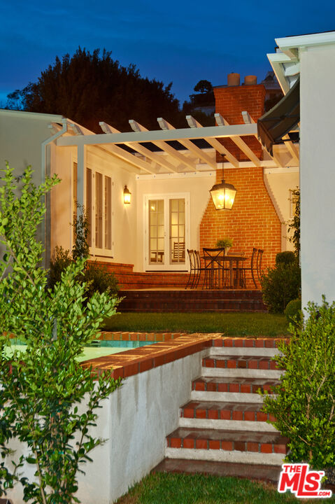 1285 Sunset Plaza Dr