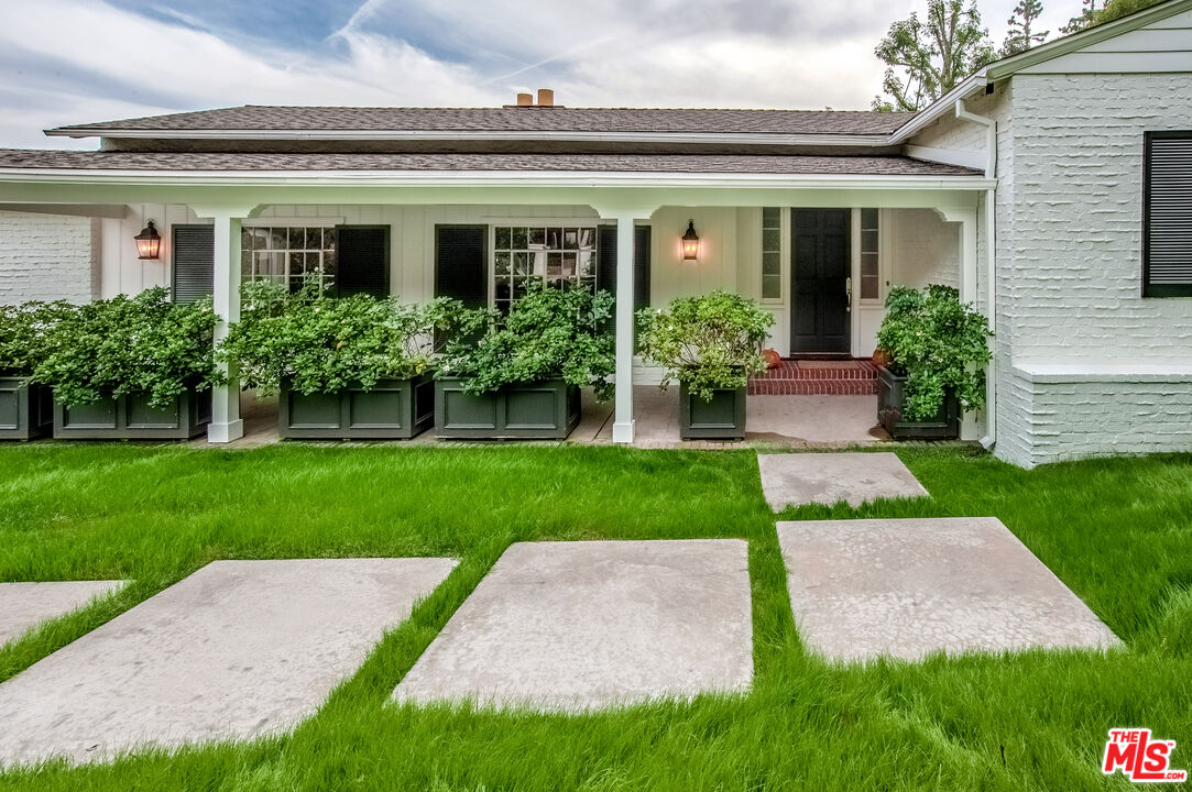 1285 Sunset Plaza Dr