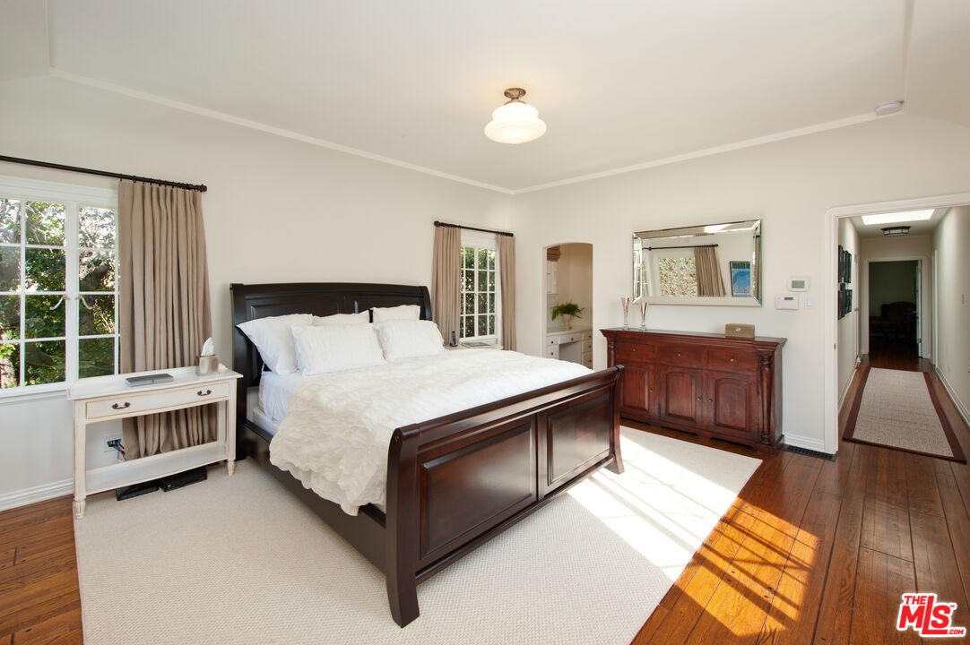 1285 Sunset Plaza Dr