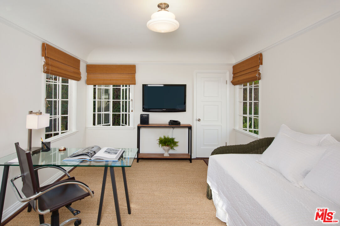 1285 Sunset Plaza Dr