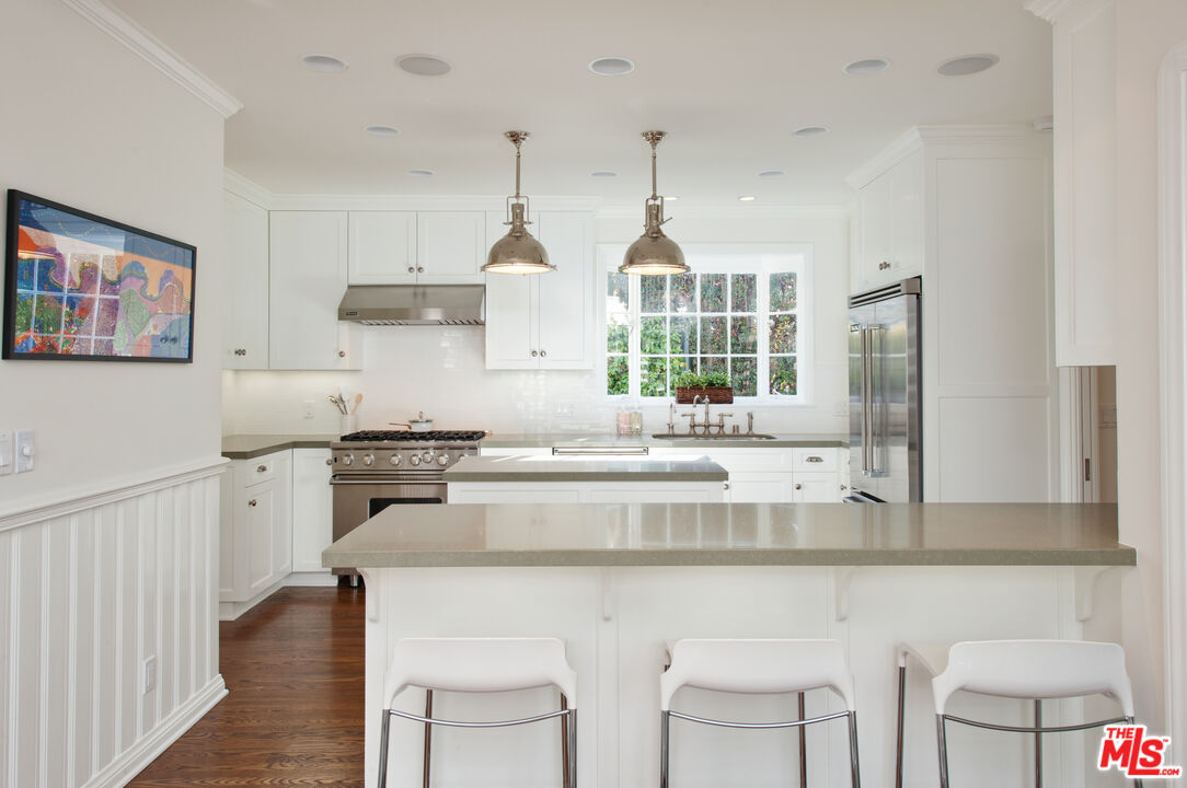 1285 Sunset Plaza Dr