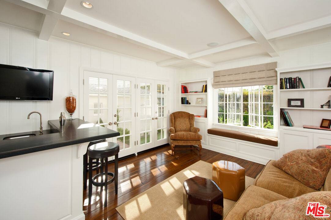 1285 Sunset Plaza Dr