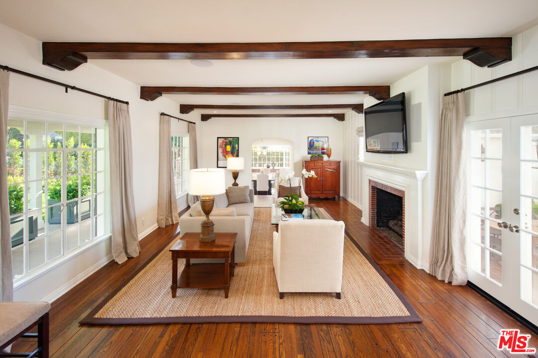 1285 Sunset Plaza Dr