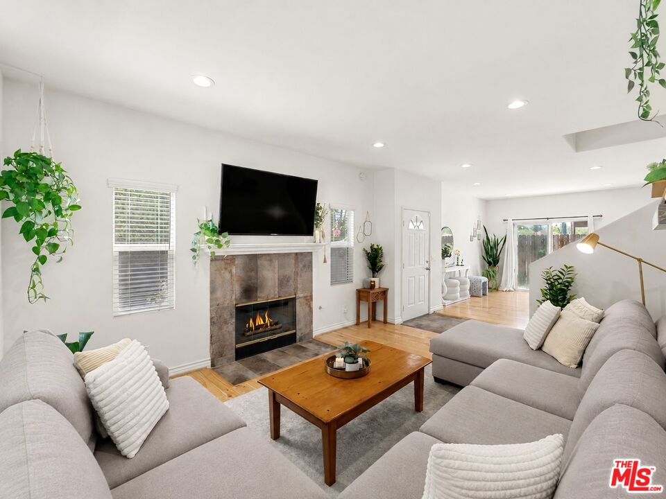 20300 Vanowen St Unit: 44