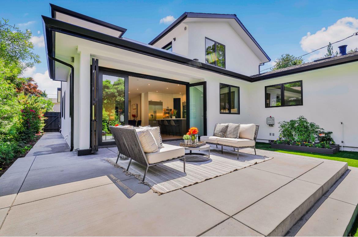 1050 Lucky AVE