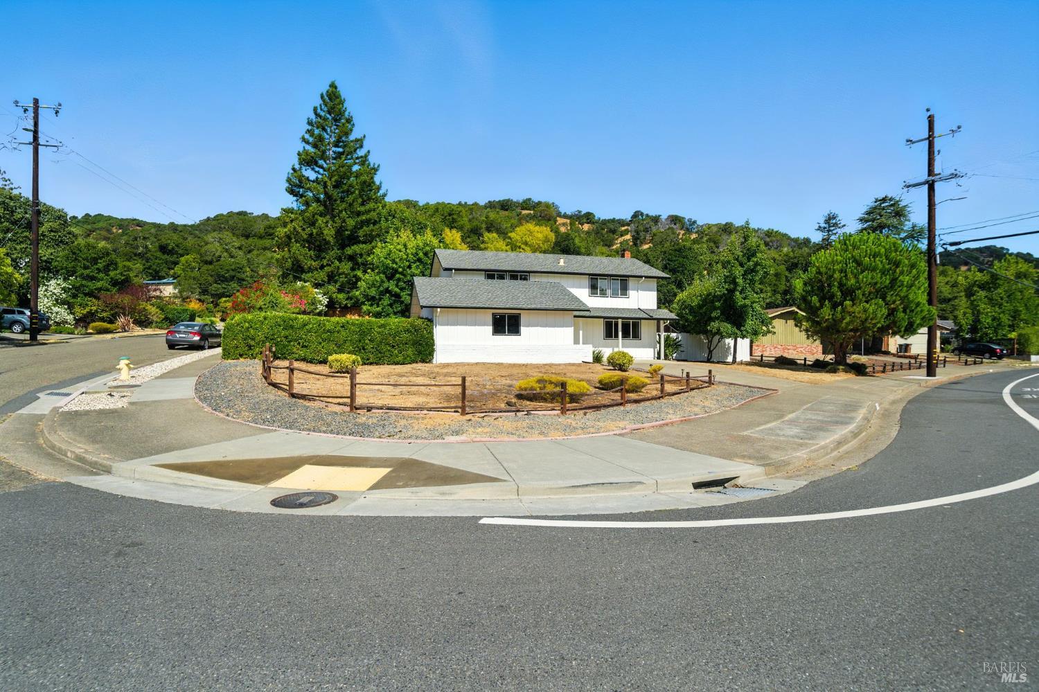 2559 Las Gallinas Ave