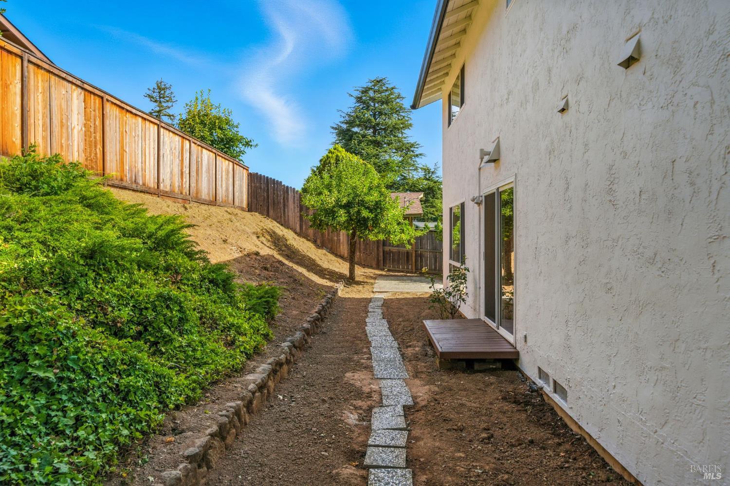 2559 Las Gallinas Ave