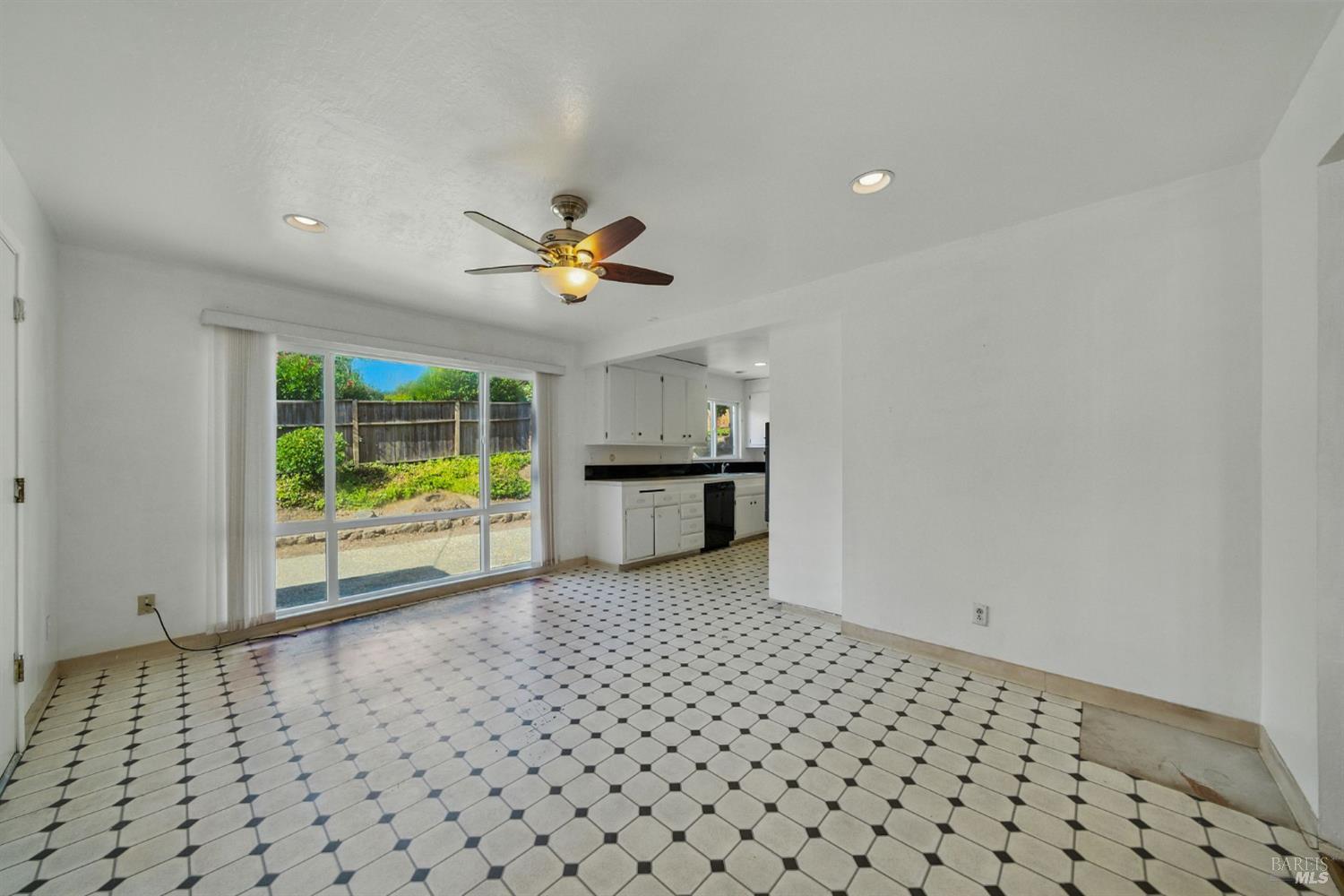 2559 Las Gallinas Ave