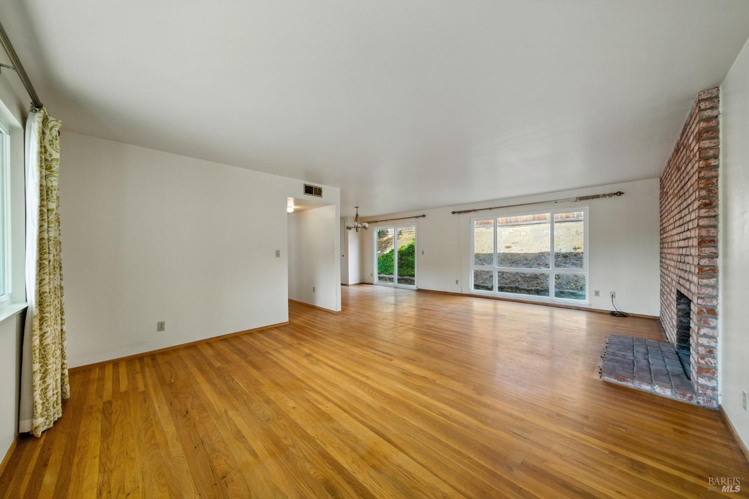 2559 Las Gallinas Ave