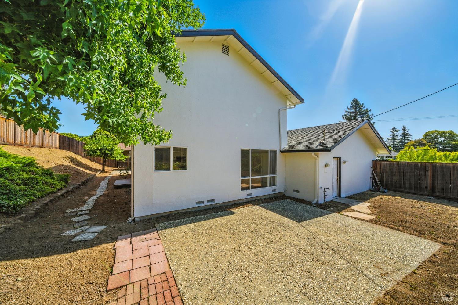 2559 Las Gallinas Ave